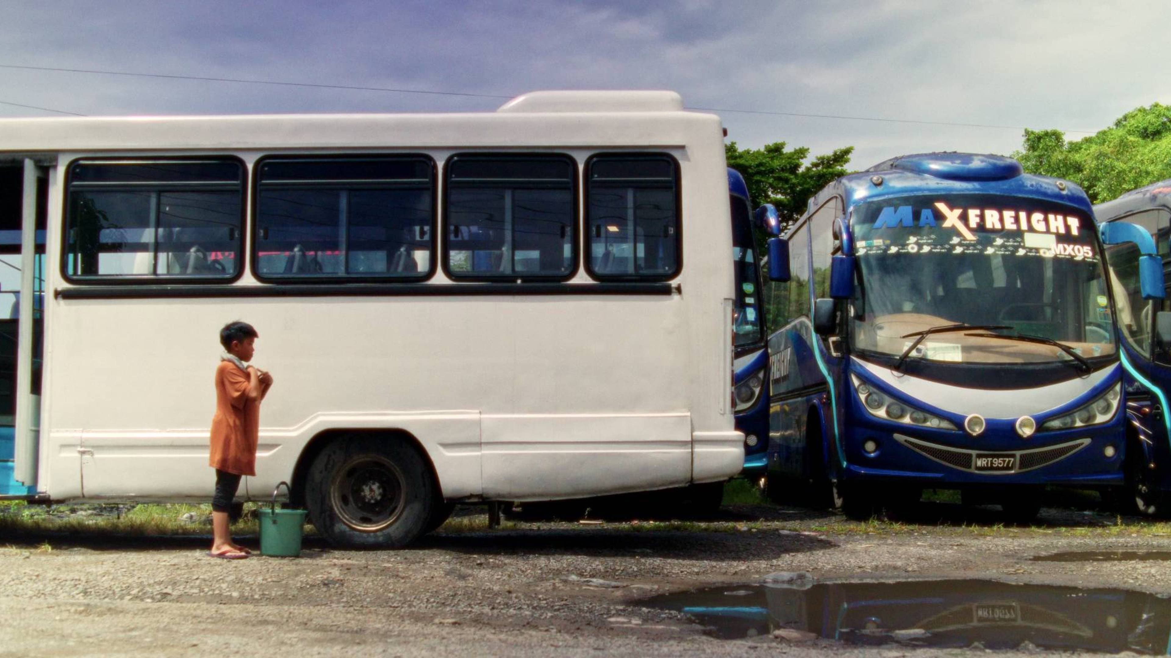 Budak Di Dalam Bas